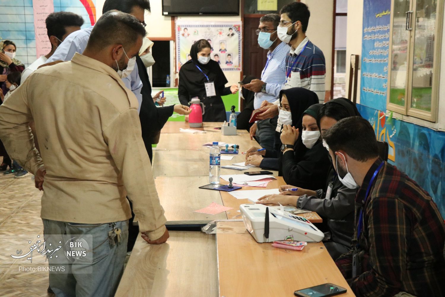 گزارش تصویری | شلوغی شعبه‌های اخذ رای بندر امام خمینی در ساعات پایانی رای گیری