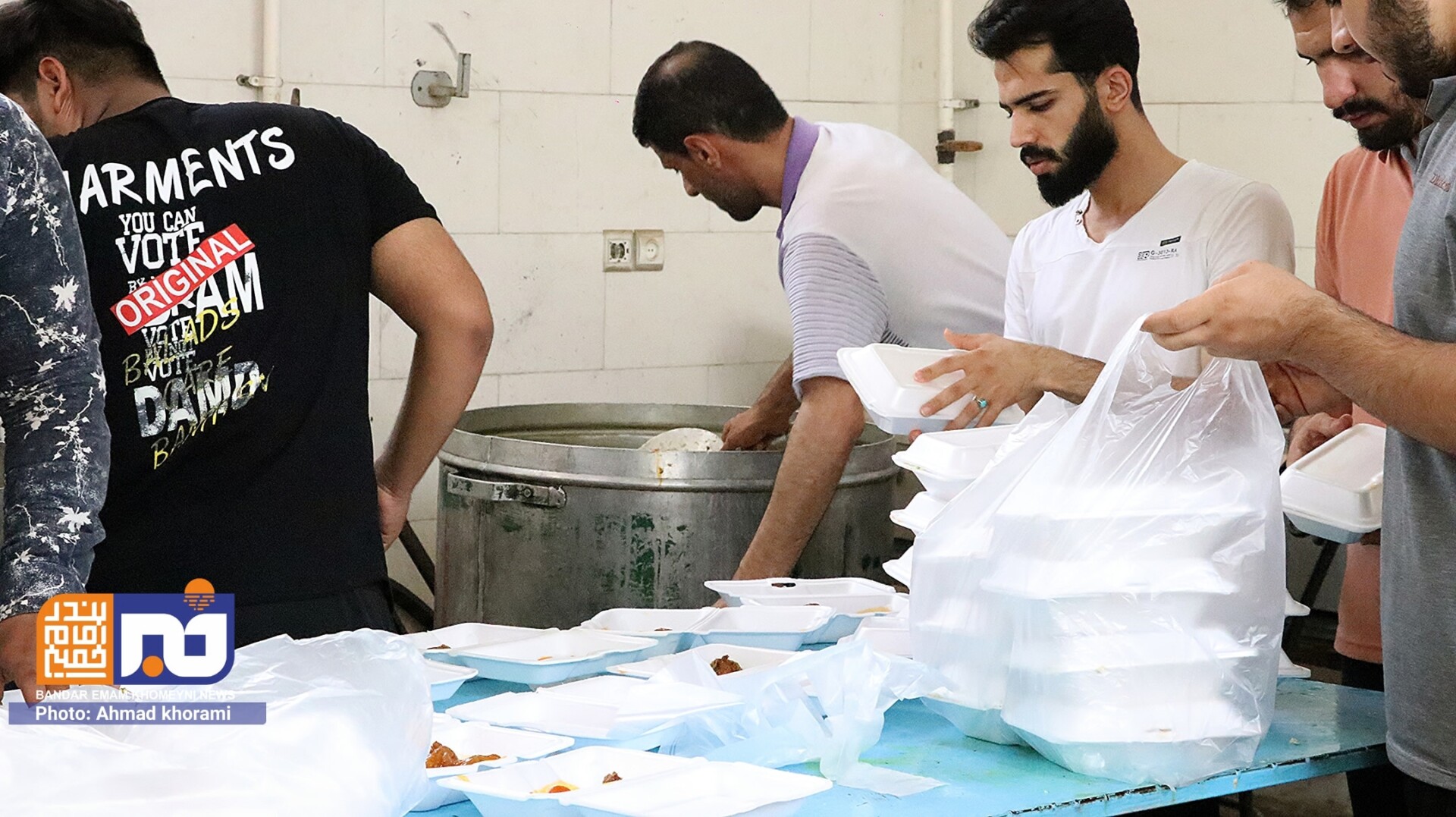 اطعام علوی با توزیع ۲ هزار غذا در مناطق محروم بندر امام خمینی(ره)