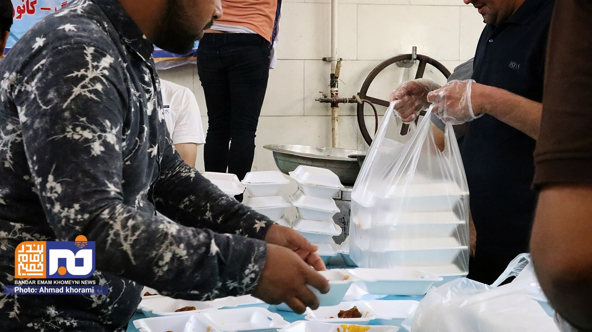اطعام علوی با توزیع ۲ هزار غذا در مناطق محروم بندر امام خمینی(ره)